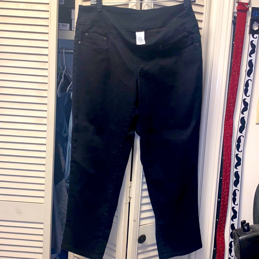 Women black capris